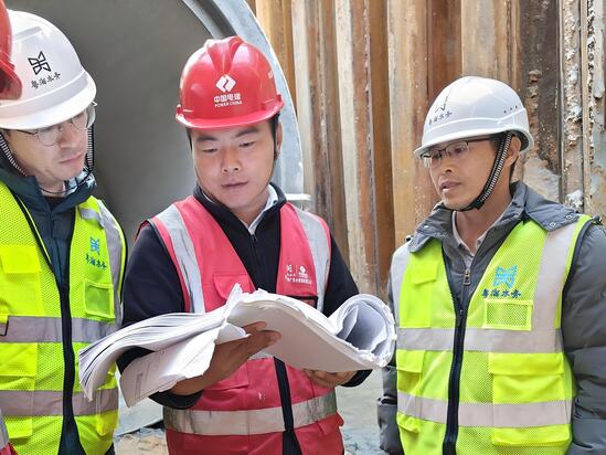 20260118于松聆在現(xiàn)場(chǎng)與業(yè)主溝通工藝—南方公司 張思杰攝.jpg