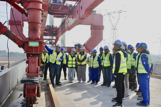 【質(zhì)量安全】守好制梁“質(zhì)量關(guān)” 把牢架梁“安全門”.jpg